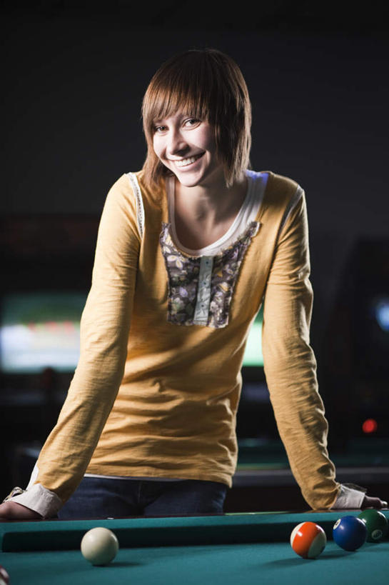 西方人,一个人,站,笑,微笑,露齿笑,竖图,室内,白天,正面,台球,欧洲,欧洲人,仅一个年轻女性,仅一个女性,仅一个人,撑,撞球,阴影,服装,光线,球杆,影子,灯光,注视,休闲装,运动器械,彩球,衣服,观察,看,站着,休闲,休闲服,橙色,健身器械,服饰,观看,察看,台球桌,撑着,关注,健身器材,斯诺克,桌球室,斯诺克球,斯诺克台球,桌球,年轻女性,女人,女性,白种人,站立,半身,彩图,运动器材