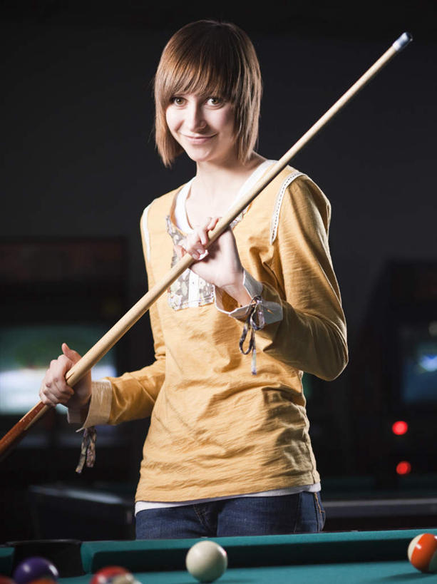 西方人,一个人,站,笑,微笑,露齿笑,竖图,室内,白天,正面,台球,欧洲,欧洲人,仅一个年轻女性,仅一个女性,仅一个人,握,撞球,阴影,服装,光线,球杆,影子,灯光,拿,拿着,注视,休闲装,运动器械,彩球,衣服,观察,看,站着,休闲,休闲服,橙色,健身器械,握着,服饰,观看,察看,台球桌,关注,健身器材,斯诺克,桌球室,斯诺克球,斯诺克台球,桌球,年轻女性,女人,女性,白种人,站立,半身,彩图,运动器材