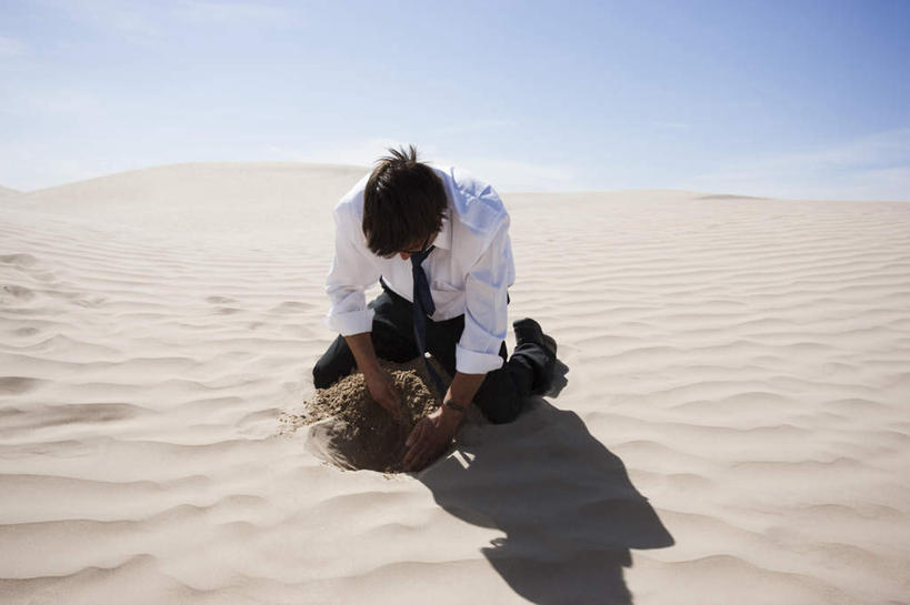 西方人,一个人,商务人士,商务男性,跪,横图,室外,白天,正面,衬衫,沙漠,欧洲,欧洲人,仅一个男性,仅一个人,阴影,套装,光线,影子,云,云朵,云彩,仅一个年轻男性,蓝色,白云,蓝天,天空,阳光,天,挖,晴朗,挖掘,商务装,工薪阶层,男人,男性,年轻男性,白种人,白领,上班族,大漠,砂漠,晴空,跪着,彩图,全身,衬衣