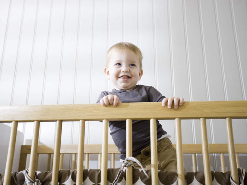 西方人,儿童,一个人,栏杆,站,笑,微笑,露齿笑,横图,室内,白天,仰视,纯洁,安全,床,卧室,欧洲,欧洲人,仅一个男性,仅一个人,服装,木制,墙,围栏,注视,休闲装,护栏,墙壁,墙面,小孩,衣服,木制品,观察,看,站着,仅一个小孩,休闲,舒服,休闲服,可爱,童年,童趣,搭,服饰,单人床,婴儿用品,观看,婴儿床,保护,察看,舒适,搭着,关注,童真,烂漫,无邪,婴儿房,天真,男孩,男人,男性,白种人,孩子,站立,半身,彩图,低角度拍摄,睡房,卧房,男生