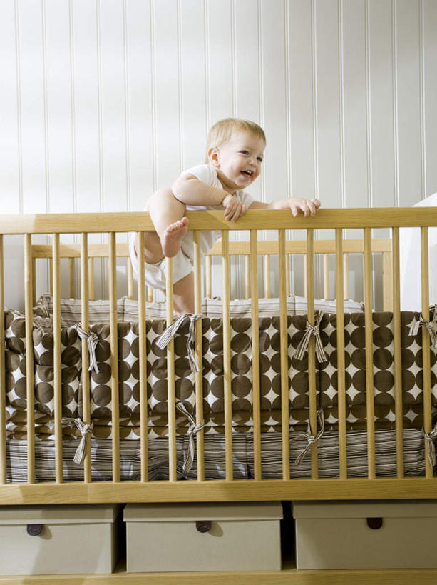 西方人,儿童,一个人,栏杆,站,笑,微笑,露齿笑,竖图,室内,白天,正面,纯洁,安全,床,卧室,欧洲,欧洲人,仅一个男性,仅一个人,服装,木制,方格,格子,墙,围栏,床单,注视,休闲装,被子,护栏,墙壁,墙面,小孩,衣服,木制品,观察,看,站着,仅一个小孩,休闲,舒服,休闲服,可爱,童年,童趣,搭,服饰,单人床,婴儿用品,观看,婴儿床,保护,察看,舒适,被单,搭着,关注,童真,烂漫,无邪,婴儿房,天真,男孩,男人,男性,白种人,孩子,站立,彩图,全身,睡房,卧房,男生