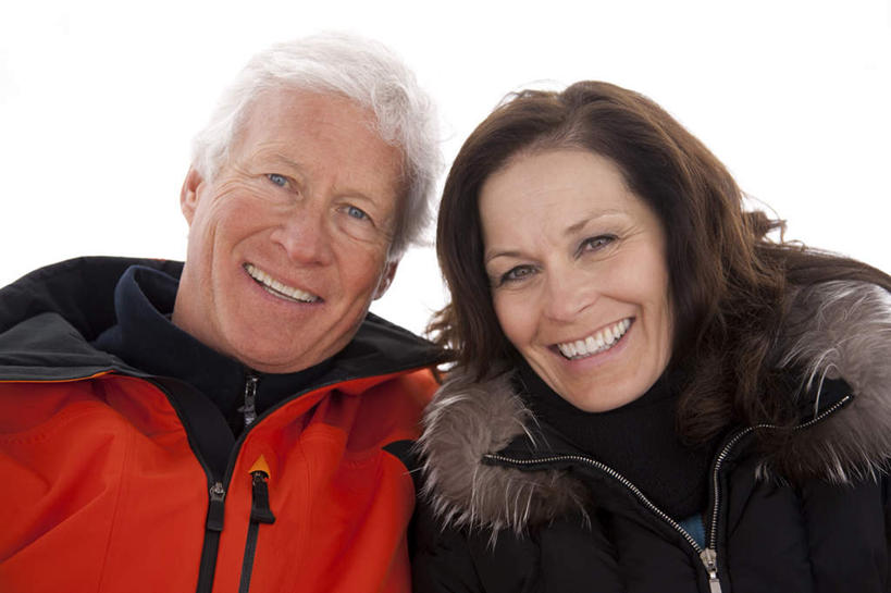 西方人,脸,头,脸颊,两个人,夫妻,站,笑,微笑,露齿笑,横图,室外,特写,白天,正面,爱情,欧洲,欧洲人,服装,浪漫,注视,休闲装,肩膀,衣服,红色,黑色,观察,看,站着,休闲,温暖,温馨,休闲服,恩爱,恋人,服饰,观看,和睦,察看,关注,老年男性,男人,男性,女人,女性,中年女性,白种人,头部,脸部,脸蛋,面部,夫妇,情侣,站立,半身,彩图,伴侣,融洽,冬衣,寒衣