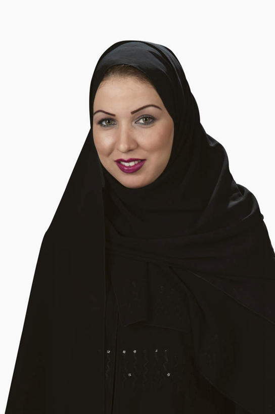 一个人,站,笑,微笑,露齿笑,竖图,室内,白天,白色背景,正面,民族服装,亚洲,仅一个女性,仅一个人,阴影,反射,头巾,影子,注视,黑色,观察,看,站着,仅一个中年女性,摄影,影棚,观看,察看,关注,袍子,女人,女性,中年女性,阿拉伯人,白种人,亚洲人,站立,半身,彩图,影棚拍摄,传统服装,民俗服,拍摄