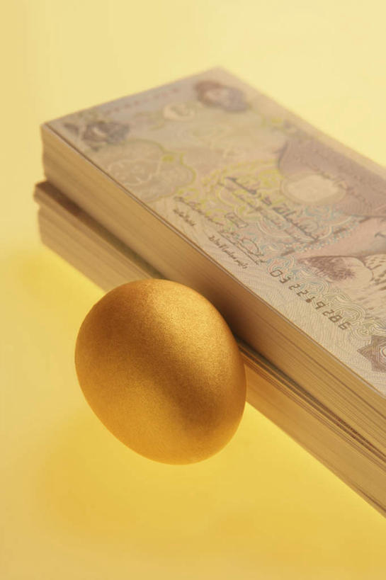 无人,竖图,俯视,室内,特写,白天,爱情,奢侈,钱,静物,珠宝,一排,阴影,黄色背景,整齐,反射,金属,钱币,影子,蛋,鸡蛋,一颗,黄金,排列,金色,钞票,金融,纸币,摄影,影棚,经济,堆,昂贵,贵重,队列,坚定,流通,纸钞,贸易,信念,草鸡蛋,贵金属,卵,约定,宝贵,货币,现金,彩图,高角度拍摄,影棚拍摄,拍摄,金子