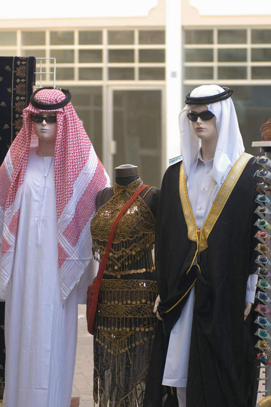 无人,两个人,商店,站,竖图,室外,白天,正面,民族服装,购物,消费,窗户,落地窗,超市,橱窗,商场,阴影,反射,墨镜,人造模特,头巾,眼镜,影子,注视,玻璃窗,太阳镜,太阳眼镜,观察,看,站着,遮阳镜,金融,百货,道具,观看,察看,关注,选购,贸易,百货公司,服装模特,模特道具,玻璃橱窗,时装道具,展示道具,服装模特道具,陈列道具,血拼,年轻女性,女人,女性,站立,半身,彩图,传统服装,民俗服,购物商场,购物中心,商业中心