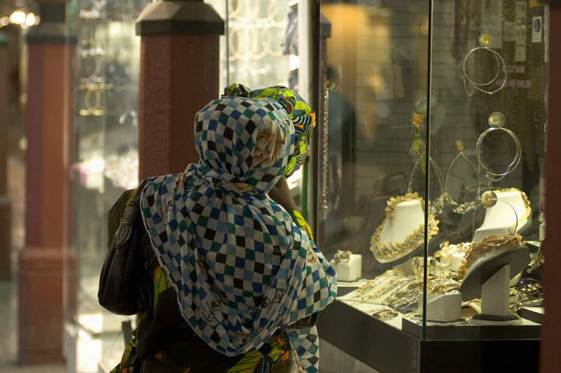 一个人,站,横图,室外,白天,侧面,窗户,落地窗,橱窗,项链,亚洲,仅一个年轻女性,仅一个女性,仅一个人,服装,人造模特,头巾,注视,休闲装,玻璃窗,装饰品,衣服,饰品,首饰,观察,看,站着,休闲,休闲服,服饰,道具,观看,察看,关注,服装模特,模特道具,玻璃橱窗,时装道具,展示道具,服装模特道具,陈列道具,年轻女性,女人,女性,阿拉伯人,白种人,亚洲人,站立,半身,彩图