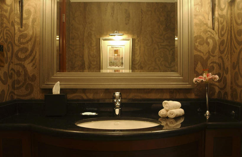 无人,横图,室内,白天,正面,化妆,美容,智慧,壁纸,镜子,卫生间,浴室,花瓶,护肤,阴影,艺术,盛开,反射,光线,纺织物,水槽,水龙头,影子,陶瓷,灯光,陶瓷制品,花蕾,文化,水斗,开关,花,花瓣,花朵,鲜花,插花,化妆镜,化妆品,瓶子,肥皂,毛巾,香皂,日用品,洗浴用品,花苞,花蕊,打开,清洁,保养,享受,休闲,放松,保健,保暖,插花艺术,阀门,镜像,创造,开启,护肤品,化妆用品,镜面,创作,护肤用品,舒缓,想象,透气,养颜,防水,去污,紧肤,嫩肤,光学,水咀,储水,耐磨,吸水,淋浴房,墙纸,洗涤,彩图,冲凉房,沐浴间,沐浴室