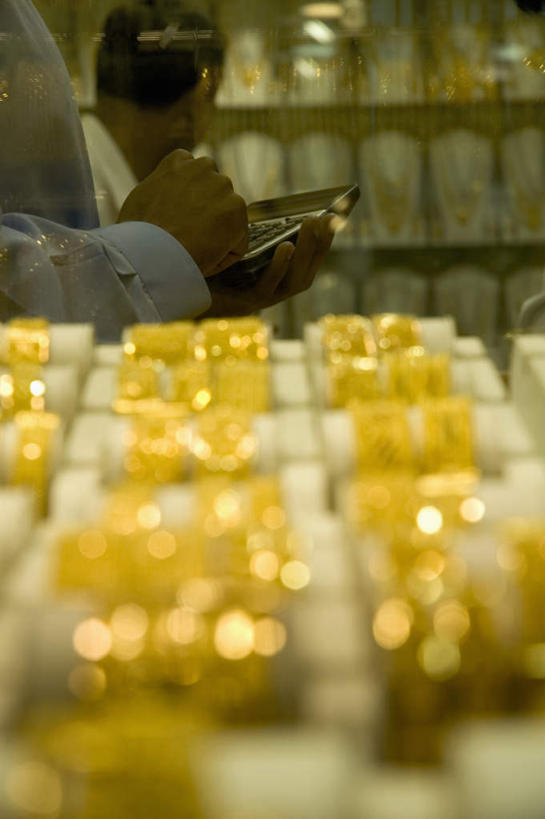 一个人,商店,站,竖图,室内,特写,白天,侧面,度假,计算器,美景,城市风光,城市,静物,阿联酋,亚洲,仅一个男性,仅一个人,许多,握,朦胧,模糊,计算,科学,景观,办公用品,拿,拿着,娱乐,商铺,货架,架子,装饰品,仅一个年轻男性,饰品,手链,首饰,站着,享受,休闲,景色,放松,握着,理财,财务,手镯,操作,数学,西亚,陈列架,镯子,阿拉伯联合酋长国,超市货架,市肆,商号,按键,男人,男性,年轻男性,阿拉伯人,白种人,亚洲人,站立,半身,彩图,店铺