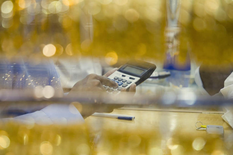 一个人,商店,站,横图,室内,白天,侧面,度假,计算器,美景,城市风光,城市,阿联酋,亚洲,仅一个男性,仅一个人,许多,握,朦胧,模糊,计算,科学,景观,办公用品,拿,拿着,娱乐,商铺,货架,架子,装饰品,仅一个年轻男性,饰品,手链,首饰,站着,享受,休闲,景色,放松,握着,理财,财务,手镯,操作,数学,西亚,陈列架,镯子,阿拉伯联合酋长国,超市货架,市肆,商号,按键,男人,男性,年轻男性,阿拉伯人,白种人,亚洲人,站立,半身,彩图,店铺