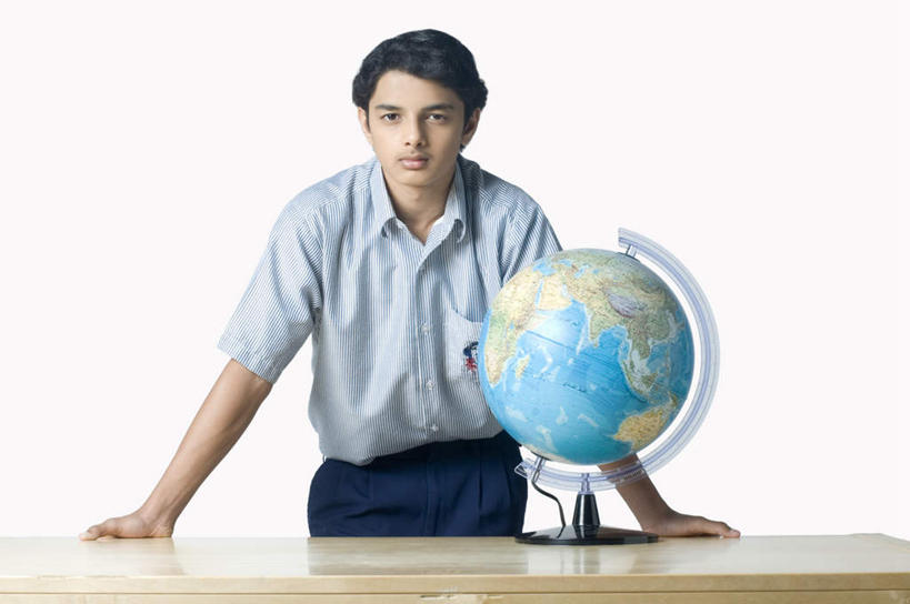 东方人,儿童,一个人,学生,站,横图,室内,白天,正面,制服,纯洁,仪器,海洋,桌子,地图,亚洲,仅一个男性,仅一个人,撑,服装,网格,地球仪,线条,世界地图,地球,陆地,全球,注视,黄种人,书桌,球,一个,小孩,衣服,蓝色,经纬线,课桌,模型,观察,看,站着,仅一个小孩,球体,校服,可爱,童年,童趣,地理,国家,服饰,单个,观看,大陆,察看,世界,撑着,衣着,穿着,关注,纬线,版图,经线,童真,烂漫,无邪,学生服,经纬仪,地理学,衣饰,天真,男孩,男人,男性,亚洲人,孩子,站立,半身,彩图,大洋,大洲,男生