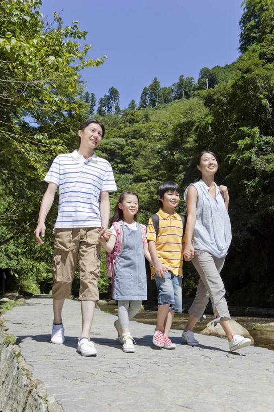 东方人,儿童,四个人,家庭,夫妻,母亲,父亲,女儿,儿子,站,握手,竖图,室外,白天,仰视,爱情,纯洁,植物,道路,路,公路,亚洲,交通,浪漫,黄种人,树,树木,小孩,蓝色,绿色,蓝天,天空,自然,天,站着,温暖,温馨,父女,父子,母女,母子,一家人,日本人,恩爱,父爱,可爱,母爱,童年,童趣,恋人,生长,成长,和睦,童真,烂漫,无邪,天真,男孩,男人,男性,年轻男性,年轻女性,女孩,女人,女性,亚洲人,孩子,年轻人,夫妇,情侣,马路,搀手,拉手,手拉手,手握手,站立,彩图,低角度拍摄,全身,伴侣,融洽,男生,女生