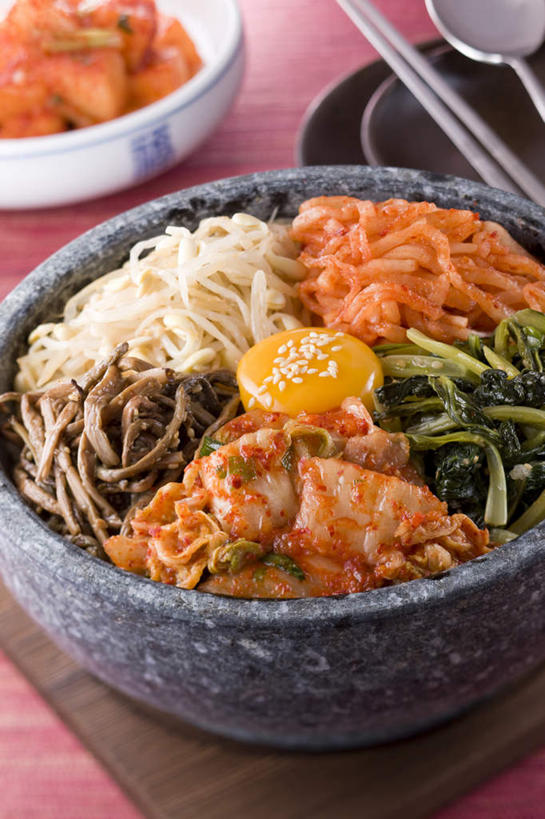 泡菜,无人,竖图,俯视,室内,特写,白天,烹饪,筷子,萝卜,胡萝卜,蔬菜,餐具,一堆,许多,堆叠,堆积,新鲜,石锅,勺子,豆芽,蛋,鸡蛋,料理,食品,韩式,文化,传统,菜肴,美食,食物,调羹,汤匙,摄影,佳肴,有机食品,绿色食品,影棚,堆,礼节,韩国料理,礼仪,韩式料理,进餐用具,烹调用具,红萝卜,甘荀,彩图,高角度拍摄,影棚拍摄,拍摄