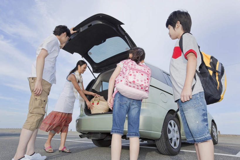 东方人,三个人,家庭,母亲,父亲,儿子,站,笑,微笑,露齿笑,横图,室外,白天,仰视,旅游,度假,道路,路,公路,汽车,亚洲,包,皮包,书包,云,云朵,交通,拿,云彩,拿着,黄种人,娱乐,车,蓝色,白云,蓝天,天空,背包,交通工具,轿车,天,站着,享受,休闲,温暖,温馨,父子,母女,三口之家,一家人,日本人,放松,父爱,母爱,单肩包,和睦,亚洲人,马路,站立,半身,彩图,低角度拍摄,融洽,双肩包,爸爸,妈妈