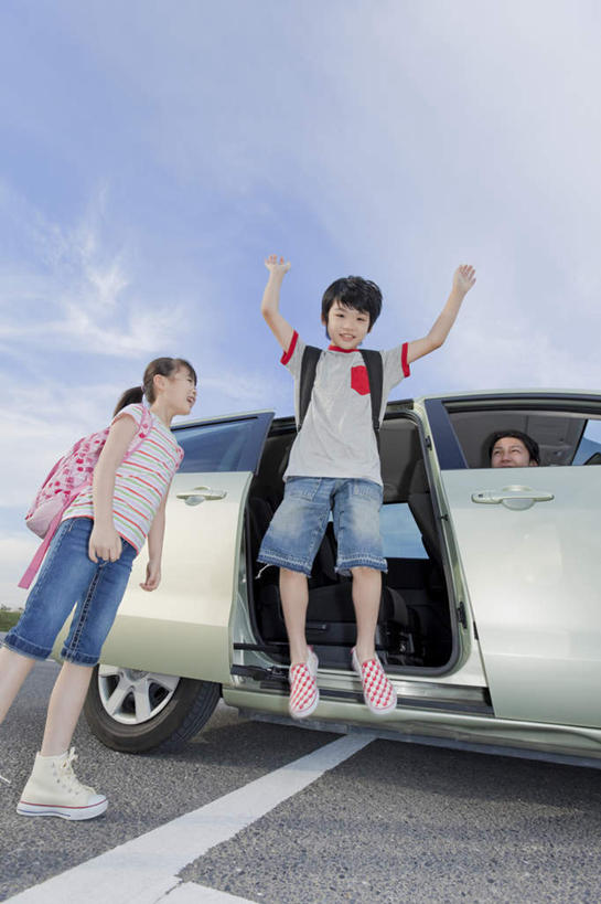 东方人,儿童,两个人,父亲,儿子,站,伸展双臂,竖图,室外,白天,仰视,纯洁,道路,路,公路,汽车,亚洲,云,云朵,交通,云彩,黄种人,车,蓝色,白云,蓝天,天空,交通工具,轿车,天,站着,父子,日本人,父爱,可爱,童年,童趣,童真,烂漫,无邪,天真,男孩,男人,男性,年轻男性,年轻女性,女孩,女人,女性,亚洲人,孩子,马路,敞开双臂,伸开双臂,展开双肩,站立,张开手臂,张开双臂,彩图,低角度拍摄,全身