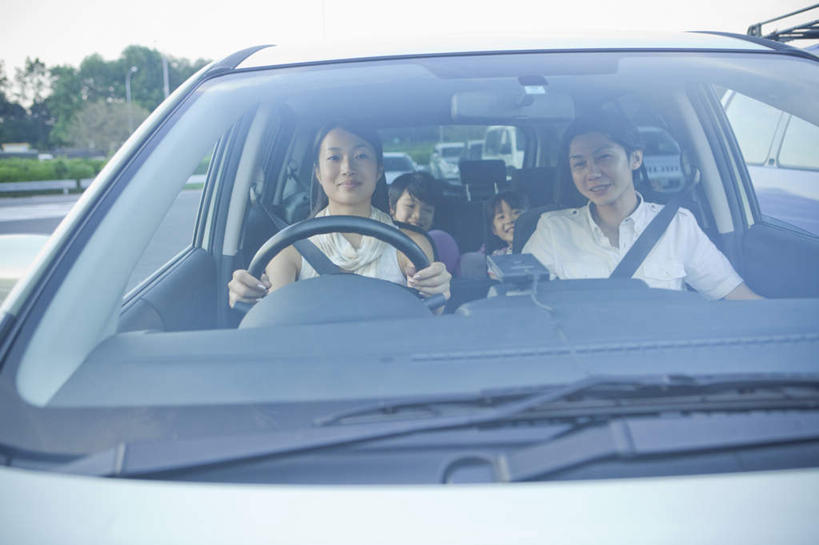 东方人,儿童,四个人,家庭,夫妻,母亲,父亲,女儿,儿子,笑,微笑,露齿笑,横图,室外,白天,正面,爱情,纯洁,道路,路,公路,汽车,亚洲,握,交通,浪漫,拿,拎,拿着,黄种人,车,小孩,交通工具,轿车,驾驶,行驶,温暖,温馨,父女,父子,母女,母子,一家人,恩爱,父爱,可爱,母爱,童年,童趣,握着,恋人,和睦,童真,烂漫,无邪,天真,男孩,男人,男性,年轻男性,年轻女性,女孩,女人,女性,亚洲人,孩子,年轻人,夫妇,情侣,马路,彩图,全身,伴侣,融洽,男生,女生,拎着