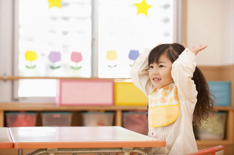 东方人,儿童,一个人,举,笑,微笑,露齿笑,横图,室内,白天,正面,纯洁,窗户,柜子,桌子,椅子,日本,亚洲,仅一个女性,仅一个人,朦胧,模糊,木椅,墙,教育,休闲装,黄种人,书桌,玻璃窗,墙壁,墙面,小孩,课桌,橱柜,托,仅一个小孩,休闲,日本人,休闲服,可爱,童年,童趣,幼儿园,童真,东亚,烂漫,无邪,日本国,天真,女孩,女人,女性,亚洲人,孩子,举起,举手,举着,向上举,向上伸,向上托,半身,彩图,女生