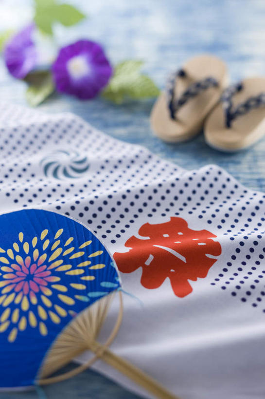 无人,竖图,俯视,室内,特写,白天,凉鞋,爱情,喇叭花,旗帜,叶子,朦胧,模糊,日本文化,盛开,扇子,绿叶,花蕾,文化,木屐,旗子,花,花瓣,花朵,鲜花,两朵,夏天,花苞,花蕊,嫩叶,虚幻,东亚文化,永恒,牵牛,牵牛子,勤娘子,碧冬茄,朝颜花,灵芝牡丹,冷静,牵牛花,叶,叶片,彩图,高角度拍摄,夹趾拖鞋,人字拖,人字拖鞋,传统文化