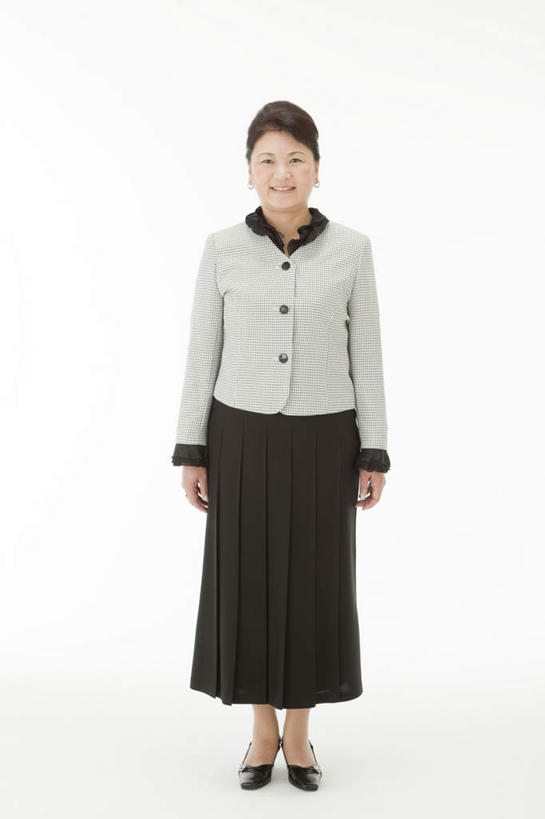 东方人,一个人,站,笑,微笑,露齿笑,竖图,室内,白天,白色背景,正面,裙子,亚洲,仅一个女性,仅一个人,套装,正装,注视,黄种人,观察,看,站着,仅一个中年女性,摄影,影棚,观看,察看,关注,全身裙,女人,女性,中年女性,亚洲人,站立,彩图,全身,影棚拍摄,拍摄