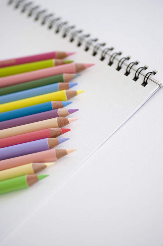 无人,竖图,俯视,室内,特写,白天,白色背景,桌子,静物,许多,笔,蜡笔,办公用品,记事本,书桌,文具,黄色,红色,蓝色,绿色,紫色,本子,笔记本,画笔,课桌,学习用品,彩笔,摄影,影棚,文具用品,彩图,高角度拍摄,影棚拍摄,拍摄