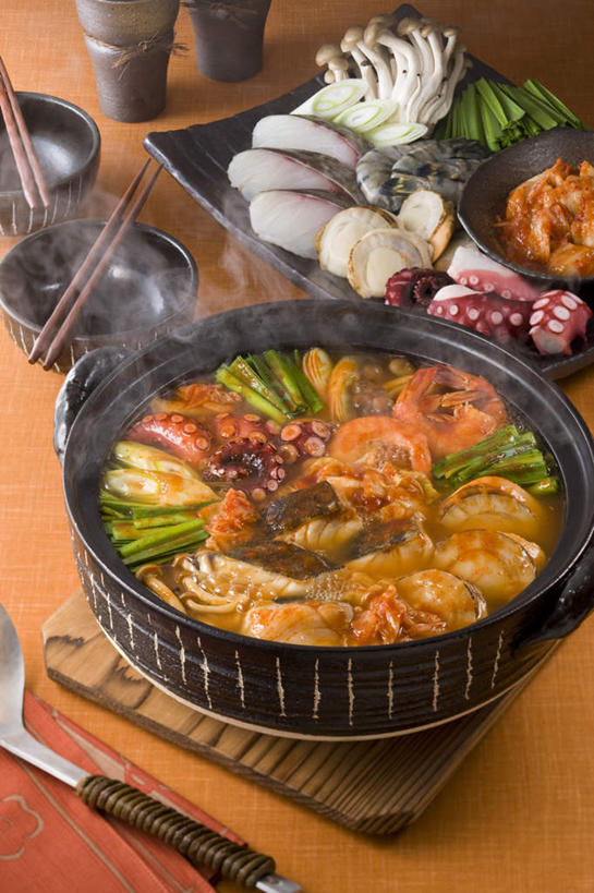 海鲜,无人,餐厅,竖图,俯视,室内,特写,白天,烹饪,餐桌,筷子,桌子,章鱼,黄瓜,蔬菜,杯子,餐具,一堆,许多,堆叠,堆积,碟子,炖锅,盖子,盘,勺子,葱,金针菇,菌菇,青葱,汤,虾,日本料理,料理,食品,锅盖,菌类,锅,蛤蜊,火锅,水产,菜肴,美食,食物,盘子,水杯,调羹,碟,汤匙,碗,日式料理,日式,食用菌,蛤,佳肴,餐台,堆,虾肉,石吸,死牛,望潮,坐蛸,海产品,蛤仔,日式火锅,茶杯,进餐用具,烹调用具,石居,八爪鱼,青瓜,胡瓜,彩图,高角度拍摄,餐馆,饭店,饭馆