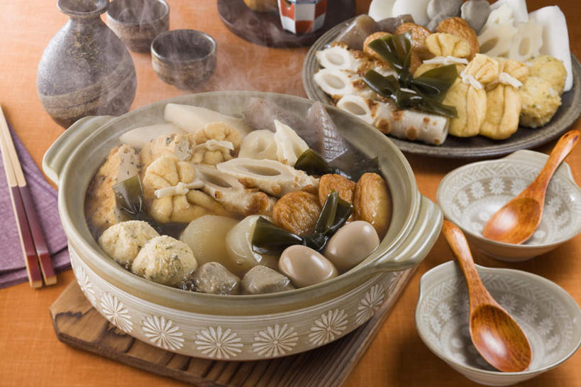 清酒,无人,餐厅,横图,俯视,室内,特写,白天,烹饪,雾,餐桌,桌子,杯子,餐具,一堆,许多,堆叠,堆积,沸腾,蒸汽,碟子,炖锅,盘,勺子,蛋,海带,鸡蛋,鱼卵,日本料理,料理,食品,水蒸气,丸子,鱼籽,锅,火锅,卤蛋,菜肴,美食,肉丸,酒,食物,盘子,酒杯,调羹,碟,汤匙,碗,日式料理,日式,佳肴,餐台,清酒杯,堆,鱼竹轮,蒸发,鱼卷,日式火锅,进餐用具,烹调用具,彩图,高角度拍摄,餐馆,饭店,饭馆