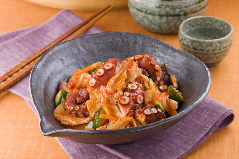 清酒,无人,餐厅,横图,俯视,室内,特写,白天,烹饪,餐桌,筷子,桌子,章鱼,黄瓜,蔬菜,杯子,餐具,一堆,许多,堆叠,堆积,日本料理,料理,食品,白菜,菜肴,美食,酒,食物,酒杯,碗,日式料理,日式,佳肴,餐台,清酒杯,堆,石吸,死牛,望潮,坐蛸,进餐用具,烹调用具,石居,八爪鱼,青瓜,胡瓜,彩图,高角度拍摄,餐馆,饭店,饭馆