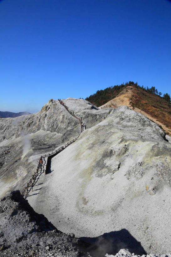 东方人,走,竖图,俯视,室外,白天,旅游,度假,石头,美景,山,山脉,秋田县,日本,亚洲,行人,游客,游人,阴影,服装,光线,石子,影子,景观,山顶,山峰,山峦,许多人,休闲装,黄种人,娱乐,路人,旅客,衣服,蓝色,蓝天,天空,阳光,自然,群山,天,一群人,享受,休闲,休闲服,景色,放松,服饰,晴朗,自然风光,东亚,沉积岩,本州,万里无云,本州岛,日本国,秋田,东北地方,汤泽,汤泽市,颠峰,极峰,过客,水成岩,男人,男性,年轻男性,年轻女性,女人,女性,亚洲人,石块,岩石,晴空,晴空万里,步行,散步,走路,彩图,高角度拍摄,全身