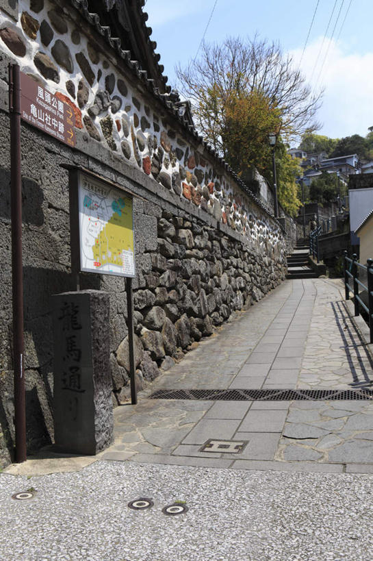 无人,公园,栏杆,竖图,室外,白天,正面,旅游,度假,植物,道路,路,指示牌,公路,长崎,日本,亚洲,日文,标志,瓦片,文字,房屋,墙,屋檐,屋子,云,云朵,纪念馆,围栏,交通,云彩,娱乐,标识,石墙,护栏,楼房,檐,墙壁,墙面,树,树木,蓝色,绿色,白云,蓝天,天空,自然,天,享受,休闲,放松,生长,成长,东亚,日本国,长崎县,九州本岛,九州,九州岛,九州地方,龟山社中纪念馆,风头公园,马路,彩图,房子