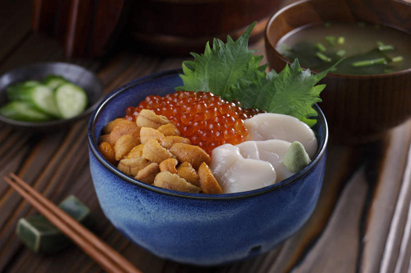 生鱼片,无人,餐厅,横图,俯视,室内,特写,白天,烹饪,餐桌,筷子,桌子,黄瓜,餐具,切开,肉,汤,鱼卵,鱼肉,日本料理,料理,食品,筷架,半个,鱼籽,筷枕,文化,传统,菜肴,美食,肉类,食物,黄色,红色,白色,碗,日式料理,切,一半,日式,佳肴,餐台,礼节,筷子架,礼仪,剖面,肉食,鳕鱼片,切面,进餐用具,烹调用具,青瓜,胡瓜,彩图,高角度拍摄,餐馆,饭店,饭馆