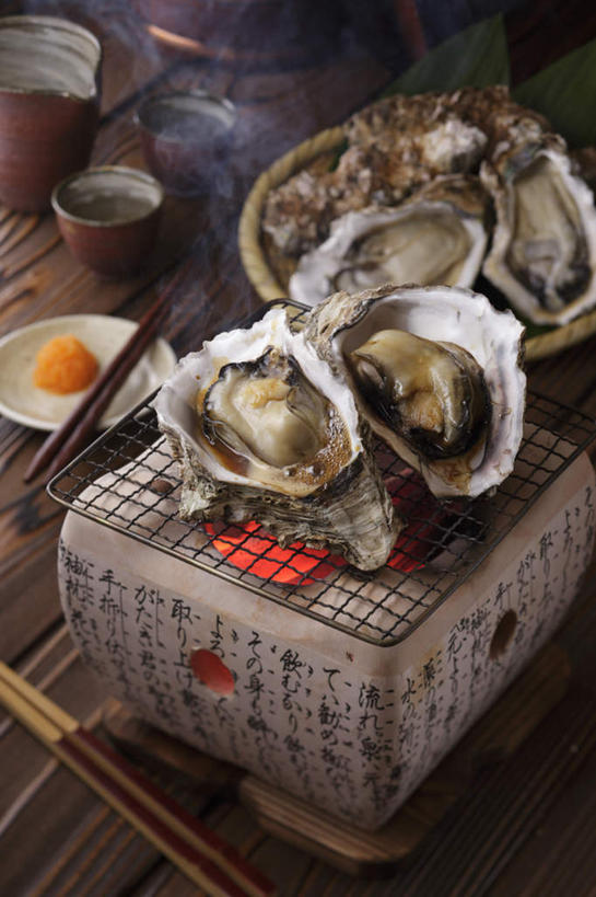 海鲜,清酒,芥末,无人,餐厅,竖图,俯视,室内,特写,白天,烹饪,烘焙,餐桌,筷子,桌子,杯子,餐具,碟子,烤炉,盘,炭火,日本料理,料理,食品,牡蛎,文化,传统,水产,菜肴,美食,海洋生物,酒,食物,盘子,酒杯,碟,日式料理,日式,佳肴,餐台,清酒杯,礼节,生蚝,水生动物,海产品,礼仪,水生物,海底动物,进餐用具,烹调用具,彩图,高角度拍摄,餐馆,饭店,饭馆