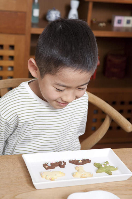 东方人,儿童,一个人,坐,笑,微笑,露齿笑,竖图,室内,白天,正面,纯洁,餐桌,柜子,桌子,餐具,椅子,亚洲,仅一个男性,仅一个人,许多,碟子,盘,木椅,褐色,注视,黄种人,小孩,黄色,绿色,盘子,橱柜,碟,饼干,观察,看,仅一个小孩,可爱,童年,童趣,餐台,观看,察看,关注,童真,烂漫,无邪,天真,男孩,男人,男性,亚洲人,孩子,坐着,半身,彩图,男生