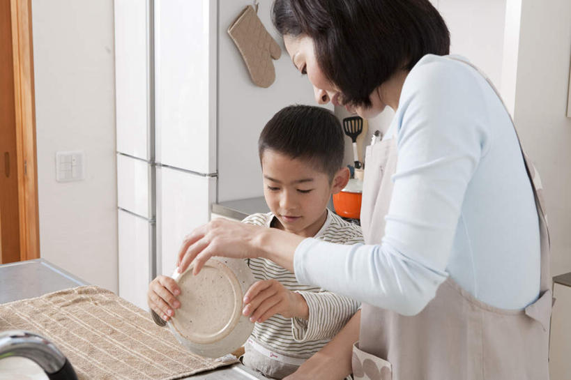 东方人,儿童,两个人,家庭,母亲,儿子,站,横图,室内,白天,正面,纯洁,厨房,柜子,餐具,亚洲,握,悬挂,碟子,盘,水龙头,围裙,水池,拿,隔热手套,微波炉手套,拿着,注视,黄种人,锅,小孩,盘子,橱柜,碟,毛巾,观察,看,站着,温暖,温馨,母子,一家人,可爱,母爱,童年,童趣,擦拭,握着,观看,和睦,察看,关注,童真,烂漫,无邪,液化气,天真,男孩,男人,男性,年轻女性,女人,女性,亚洲人,孩子,站立,半身,彩图,灶间,融洽,男生,料理台