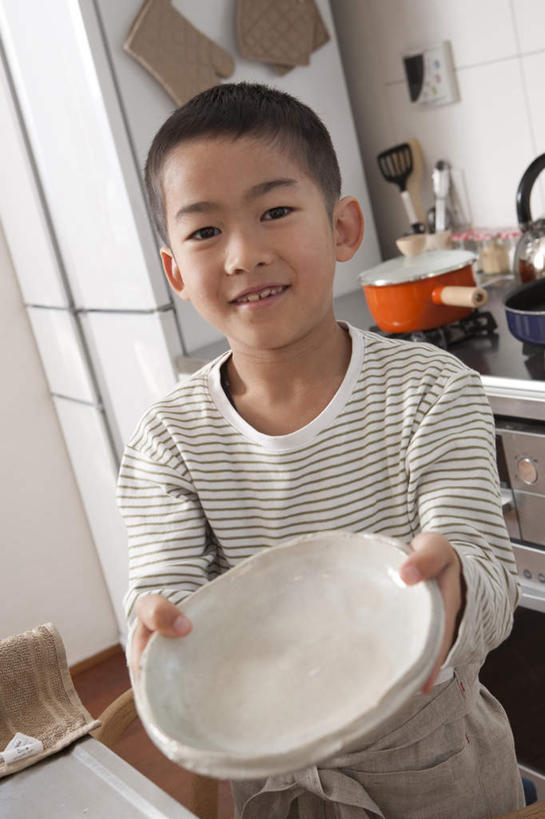 东方人,儿童,两个人,家庭,母亲,儿子,站,竖图,室内,白天,正面,纯洁,厨房,柜子,餐具,亚洲,握,碟子,盘,水龙头,围裙,水池,拿,拿着,注视,黄种人,锅,小孩,盘子,橱柜,碟,毛巾,观察,看,站着,温暖,温馨,母子,一家人,可爱,母爱,童年,童趣,擦拭,握着,观看,和睦,察看,关注,童真,烂漫,无邪,液化气,天真,男孩,男人,男性,年轻女性,女人,女性,亚洲人,孩子,站立,半身,彩图,灶间,融洽,男生,料理台