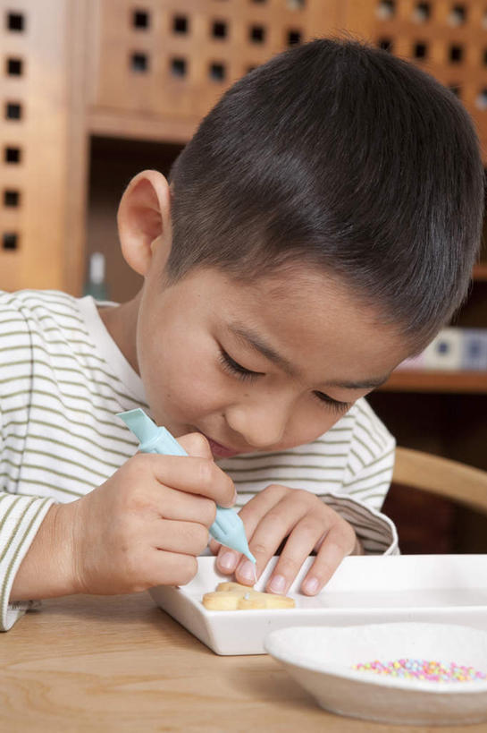 东方人,儿童,一个人,坐,竖图,室内,白天,正面,纯洁,餐桌,柜子,桌子,餐具,亚洲,仅一个男性,仅一个人,握,装饰,碟子,方格,格子,盘,拿,拿着,注视,黄种人,小孩,盘子,橱柜,碟,饼干,观察,看,仅一个小孩,可爱,童年,童趣,握着,餐台,观看,察看,关注,童真,烂漫,无邪,天真,男孩,男人,男性,亚洲人,孩子,坐着,半身,彩图,男生