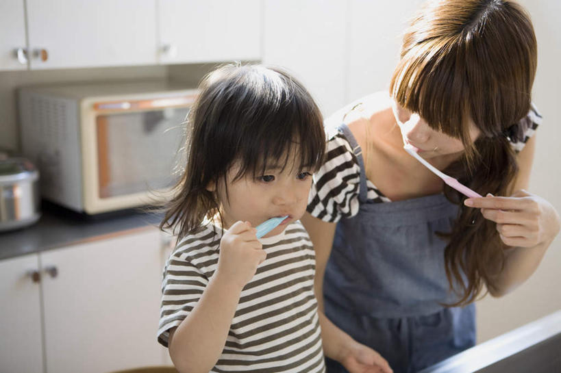 东方人,儿童,两个人,家庭,母亲,儿子,站,横图,室内,白天,正面,纯洁,厨房,柜子,亚洲,握,电器,牙刷,拿,拿着,休闲装,黄种人,刷牙,小孩,橱柜,站着,张嘴,休闲,温暖,温馨,母子,一家人,休闲服,可爱,母爱,童年,童趣,握着,微波炉,和睦,张大嘴巴,童真,烂漫,无邪,天真,男孩,男人,男性,年轻女性,女人,女性,亚洲人,孩子,张开嘴,站立,半身,彩图,灶间,融洽,男生