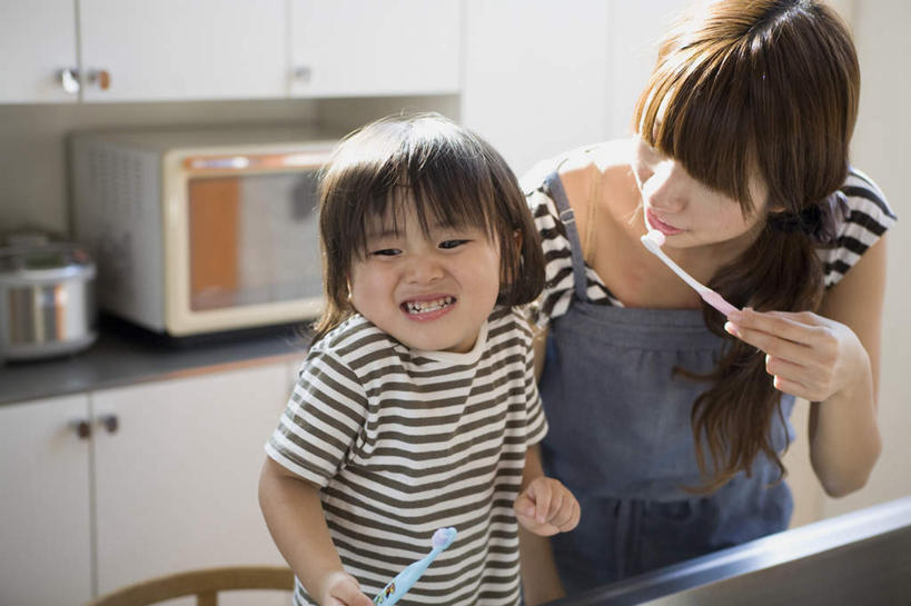 东方人,儿童,两个人,家庭,母亲,儿子,站,横图,室内,白天,正面,纯洁,厨房,柜子,亚洲,握,电器,牙刷,拿,拿着,休闲装,黄种人,刷牙,小孩,橱柜,站着,张嘴,休闲,温暖,温馨,母子,一家人,休闲服,可爱,母爱,童年,童趣,握着,微波炉,和睦,张大嘴巴,童真,烂漫,无邪,天真,男孩,男人,男性,年轻女性,女人,女性,亚洲人,孩子,张开嘴,站立,半身,彩图,灶间,融洽,男生