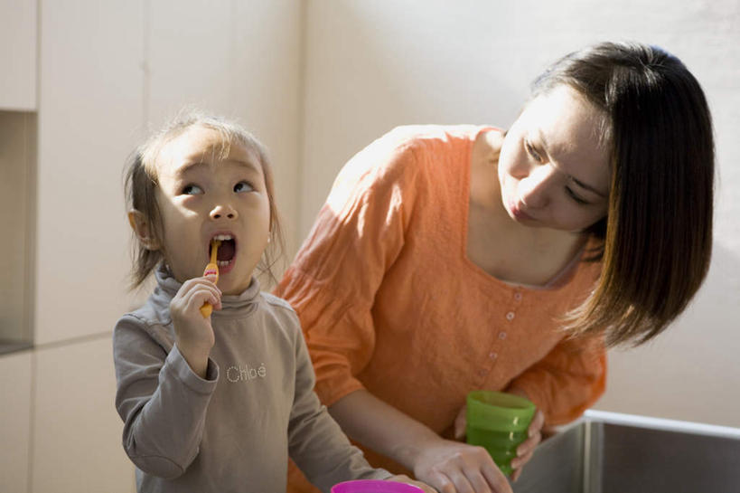 东方人,儿童,两个人,家庭,母亲,女儿,站,坐,横图,室内,白天,正面,纯洁,厨房,柜子,杯子,椅子,亚洲,牙刷,木椅,水池,黄种人,刷牙,小孩,水杯,橱柜,站着,温暖,温馨,母女,一家人,可爱,母爱,童年,童趣,漱口杯,和睦,童真,烂漫,无邪,天真,年轻女性,女孩,女人,女性,亚洲人,孩子,站立,坐着,半身,彩图,灶间,融洽,女生