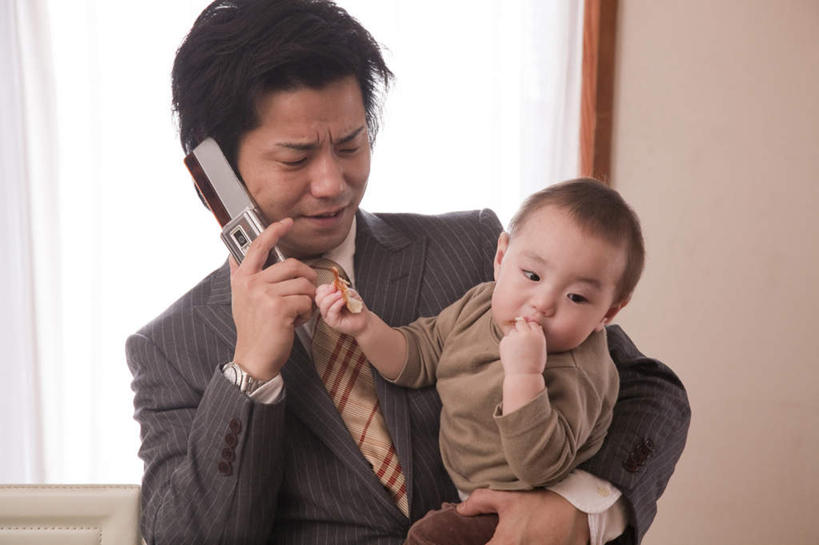 东方人,婴儿,儿童,两个人,父亲,儿子,商务人士,商务男性,商务女性,客厅,站,抱,笑,打电话,微笑,露齿笑,横图,室内,白天,正面,衬衫,纯洁,窗户,窗帘,电话,手机,椅子,亚洲,握,阴影,套装,光线,影子,墙,拿,拿着,黄种人,通讯设备,玻璃窗,墙壁,墙面,小孩,阳光,站着,父子,父爱,可爱,握着,活泼,抱着,起居室,搂着,宝宝,商务装,工薪阶层,纯真,烂漫,无邪,交流,伶俐,天真,男人,男性,年轻男性,亚洲人,孩子,白领,上班族,沟通,搂,搂抱,通话,站立,半身,彩图,衬衣