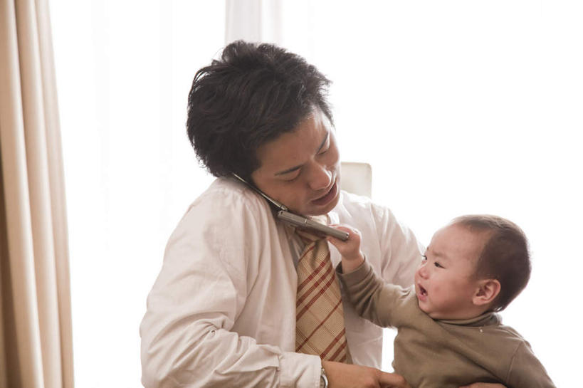 东方人,婴儿,儿童,两个人,父亲,儿子,商务人士,商务男性,商务女性,客厅,站,抱,笑,哭,打电话,微笑,露齿笑,横图,室内,白天,正面,衬衫,纯洁,窗户,窗帘,电话,手机,亚洲,握,阴影,套装,光线,影子,墙,拿,拿着,黄种人,通讯设备,玻璃窗,墙壁,墙面,小孩,阳光,站着,父子,父爱,可爱,握着,活泼,抱着,起居室,搂着,宝宝,商务装,工薪阶层,纯真,烂漫,无邪,交流,伶俐,天真,男人,男性,年轻男性,亚洲人,孩子,白领,上班族,沟通,搂,搂抱,通话,站立,半身,彩图,衬衣,哭泣,哭啼