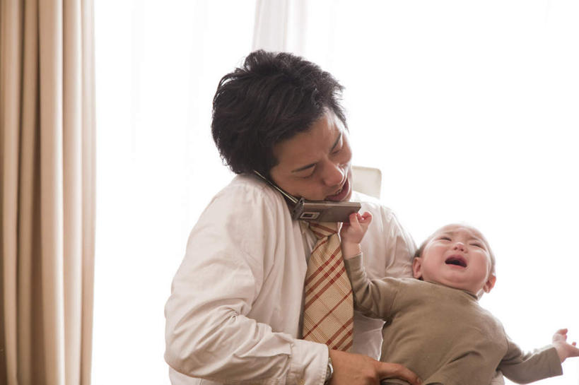 东方人,婴儿,儿童,两个人,父亲,儿子,商务人士,商务男性,商务女性,客厅,站,抱,笑,哭,打电话,微笑,露齿笑,横图,室内,白天,正面,衬衫,纯洁,窗户,窗帘,电话,手机,亚洲,握,阴影,套装,光线,影子,墙,拿,拿着,黄种人,通讯设备,玻璃窗,墙壁,墙面,小孩,阳光,站着,父子,父爱,可爱,握着,活泼,抱着,起居室,搂着,宝宝,商务装,工薪阶层,纯真,烂漫,无邪,交流,伶俐,天真,男人,男性,年轻男性,亚洲人,孩子,白领,上班族,沟通,搂,搂抱,通话,站立,半身,彩图,衬衣,哭泣,哭啼