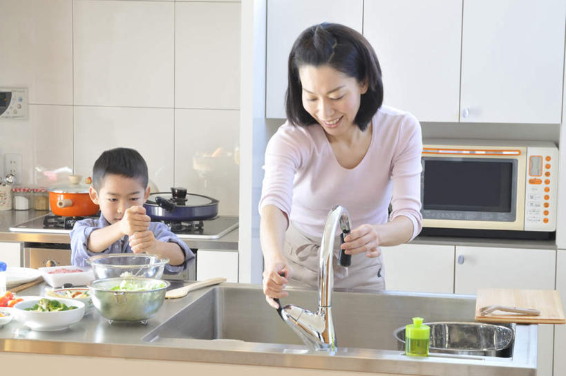 东方人,儿童,两个人,家庭,母亲,儿子,站,笑,微笑,露齿笑,横图,室内,白天,正面,游戏,纯洁,厨房,柜子,蔬菜,亚洲,握,新鲜,电器,水龙头,水池,花菜,花椰菜,西兰花,食品,案板,拿,玩,拿着,黄种人,娱乐,锅,砧板,食物,小孩,容器,橱柜,站着,休闲,温暖,温馨,母子,一家人,可爱,母爱,童年,童趣,握着,有机食品,绿色食品,微波炉,和睦,童真,烂漫,无邪,液化气,削皮刀,天真,男孩,男人,男性,年轻女性,女人,女性,亚洲人,孩子,玩耍,嬉戏,站立,半身,彩图,灶间,融洽,男生,料理台