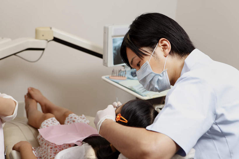 东方人,儿童,两个人,医院,坐,躺,横图,室内,白天,正面,纯洁,仪器,亚洲,戴,检查,墙,围兜,黄种人,墙壁,墙面,小孩,口罩,手套,可爱,童年,童趣,治疗,医疗设备,白大褂,橡胶手套,童真,烂漫,无邪,医疗机构,医用手套,卧着,天真,男人,男性,年轻男性,女孩,女性,亚洲人,孩子,躺着,卧,坐着,半身,彩图,病院,诊所,女生