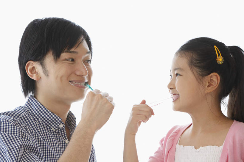 东方人,儿童,嘴,两个人,家庭,父亲,女儿,站,笑,微笑,露齿笑,横图,室内,白天,正面,纯洁,亚洲,握,牙膏,牙刷,拿,拿着,休闲装,黄种人,刷牙,相视,小孩,日用品,清洁,站着,休闲,温暖,温馨,父女,一家人,休闲服,父爱,可爱,童年,童趣,握着,洗漱用品,和睦,卫生,童真,烂漫,无邪,天真,男人,男性,年轻男性,女孩,亚洲人,孩子,年轻人,嘴巴,半身,彩图,融洽,女生
