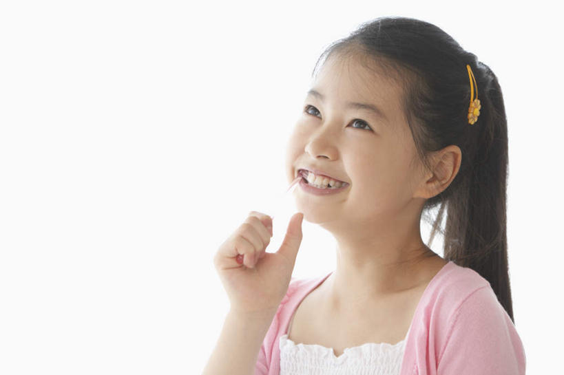 东方人,儿童,头发,一个人,站,笑,微笑,露齿笑,横图,室内,白天,白色背景,正面,纯洁,亚洲,仅一个女性,仅一个人,握,牙膏,牙刷,拿,拿着,休闲装,黄种人,刷牙,小孩,黑色,站着,仅一个小孩,休闲,休闲服,可爱,童年,童趣,握着,摄影,影棚,童真,烂漫,无邪,天真,女孩,女人,女性,亚洲人,孩子,长发,仰头,站立,半身,彩图,影棚拍摄,拍摄,女生