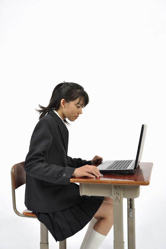 东方人,头发,一个人,学生,坐,竖图,室内,白天,侧面,制服,电脑,笔记本电脑,鼠标,桌子,椅子,亚洲,仅一个年轻女性,仅一个女性,仅一个人,学习,套装,网络,木椅,黄种人,娱乐,输入设备,通讯设备,书桌,黑色,课桌,看,靠着,校服,短裙,无线,操作,通信设备,无线网络,无线上网,便携式电脑,认真,手提电脑,年轻女性,女人,女性,亚洲人,长发,坐着,半身,彩图