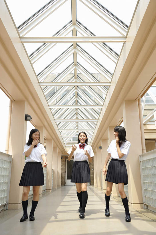 东方人,头发,三个人,学生,学校,教学楼,走,笑,说,微笑,露齿笑,竖图,室内,白天,正面,制服,窗户,门,亚洲,撑,走廊,托腮,黄种人,校园,玻璃窗,黑色,蝴蝶结,门框,托,短袖,校服,短裙,托下巴,交流,年轻女性,女人,女性,亚洲人,长发,步行,沟通,讲话,交谈,散步,说话,谈话,走路,彩图,全身,开心,教室楼,教学大楼,捂着