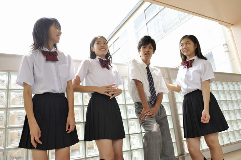 东方人,腿,头发,四个人,学生,学校,教学楼,栏杆,站,笑,说,双手交叉,微笑,露齿笑,横图,室内,白天,仰视,制服,亚洲,围栏,走廊,黄种人,校园,护栏,黑色,低头,扶,靠,靠着,站着,短袖,校服,短裙,对视,双手抱胸,交流,男人,男性,年轻男性,年轻女性,女人,女性,亚洲人,长发,沟通,讲话,交谈,说话,谈话,站立,半身,彩图,低角度拍摄,教室楼,教学大楼,短发