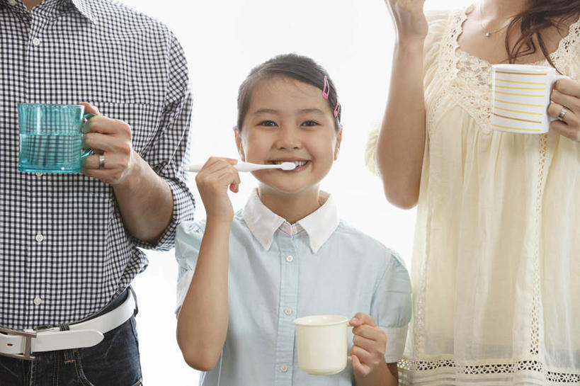 东方人,儿童,头发,三个人,家庭,夫妻,母亲,父亲,女儿,站,笑,微笑,露齿笑,横图,室内,白天,正面,爱情,纯洁,杯子,项链,亚洲,戴,握,牙刷,浪漫,拿,拿着,休闲装,黄种人,刷牙,小孩,黑色,戒指,水杯,站着,休闲,温暖,温馨,父女,母女,三口之家,一家人,休闲服,恩爱,父爱,可爱,母爱,童年,童趣,握着,恋人,和睦,发卡,童真,烂漫,无邪,天真,男人,男性,年轻男性,年轻女性,女孩,女人,女性,亚洲人,孩子,年轻人,长发,夫妇,情侣,茶杯,站立,半身,彩图,伴侣,融洽,短发,女生