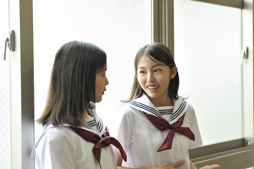 东方人,头发,两个人,学生,学校,站,笑,说,微笑,露齿笑,横图,室内,白天,正面,制服,窗户,亚洲,走廊,黄种人,校园,玻璃窗,黑色,蝴蝶结,靠,靠着,站着,教室,短袖,对视,交流,年轻女性,女人,女性,亚洲人,长发,沟通,讲话,交谈,说话,谈话,站立,半身,彩图,开心