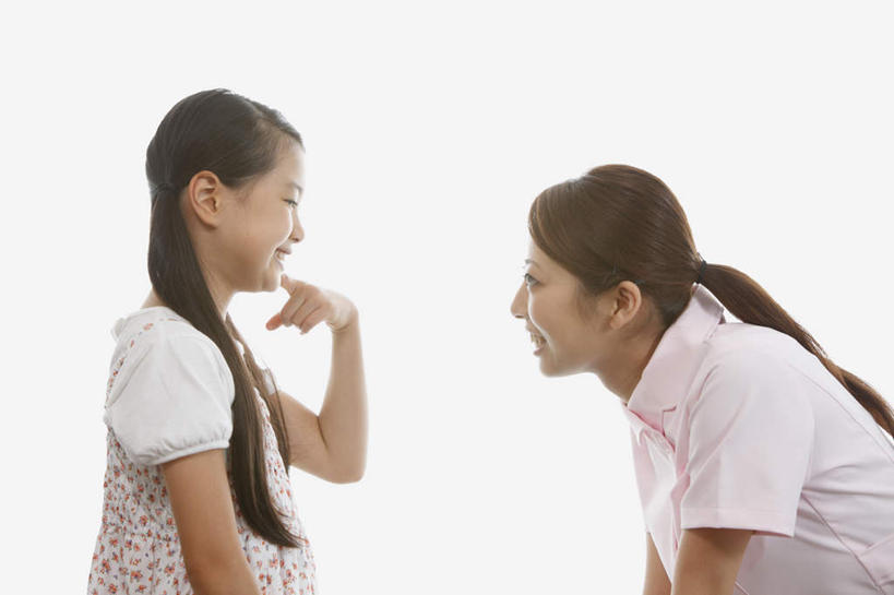 东方人,儿童,牙齿,头发,站,蹲,笑,微笑,露齿笑,横图,室内,白天,侧面,纯洁,亚洲,指,休闲装,黄种人,方向,相视,小孩,黑色,手势,站着,休闲,眯眼,短袖,休闲服,可爱,童年,童趣,指向,童真,烂漫,无邪,天真,年轻女性,女孩,女人,女性,亚洲人,孩子,长发,齿,牙,牙龈,蹲着,站立,半身,彩图,女生